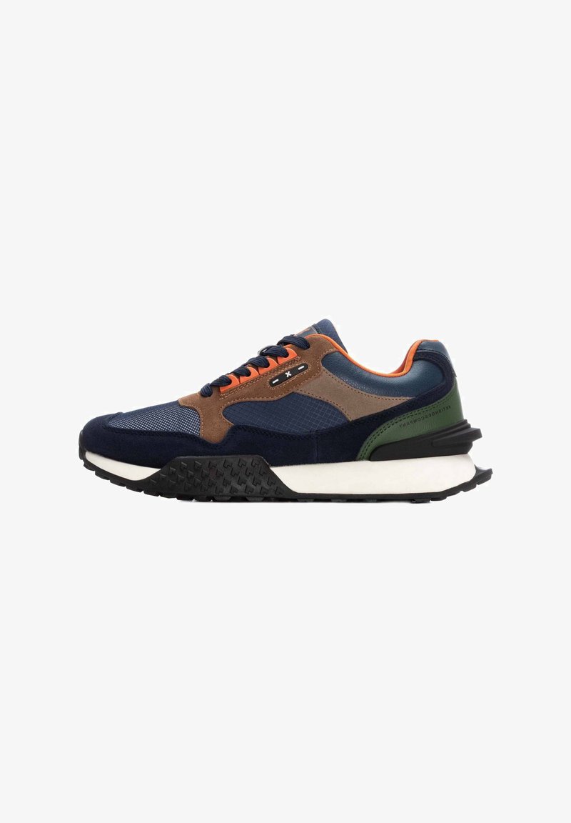 Scarpe sportive in rete blu navy con accenti marroni, verdi e arancioni. Presentano una suola in gomma testurizzata e materiali a contrasto per un tocco di dettaglio.