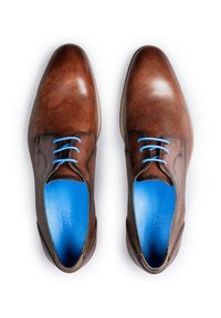 Chaussures en cuir marron avec une texture lisse, design à lacets avec des lacets bleus et une doublure intérieure bleue contrastante. Forme de bout arrondi.
