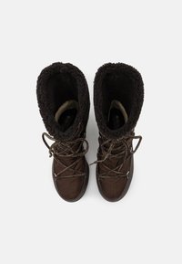 Bottines isolées brunes avec un extérieur texturé, un col en fourrure et un design de laçage complexe. Branding intérieur vibrant visible.