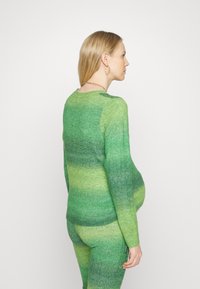 Pulôver de malha em tons de verde degradê, com um decote redondo e mangas longs. Textura suave, forma ajustada e detalhe em ribana na bainha.