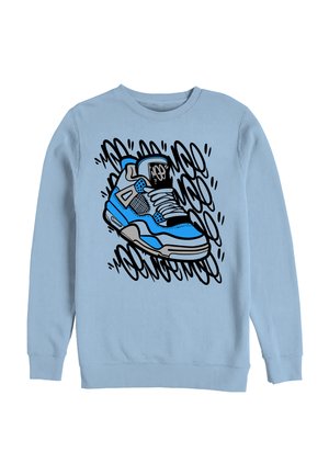 Jasnoniebieska bluza z grafiką niebieskiego i szarego buta sportowego z czarnymi akcentami w stylu graffiti w tle.