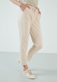 LELA REGULAR FIT - Hlače - stone colored