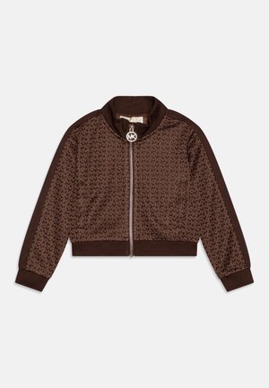 Brązowa kurtka na suwak z powtarzającym się wzorem logo, prążkowanym kołnierzem i mankietami oraz metalowym suwakiem z ozdobą w postaci logo.