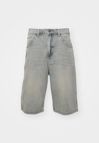 Shorts en denim bleu clair avec une coupe décontractée, dotés de cinq poches, de passants de ceinture et d'une texture décolorée. L'ourlet est roulé et cousu.