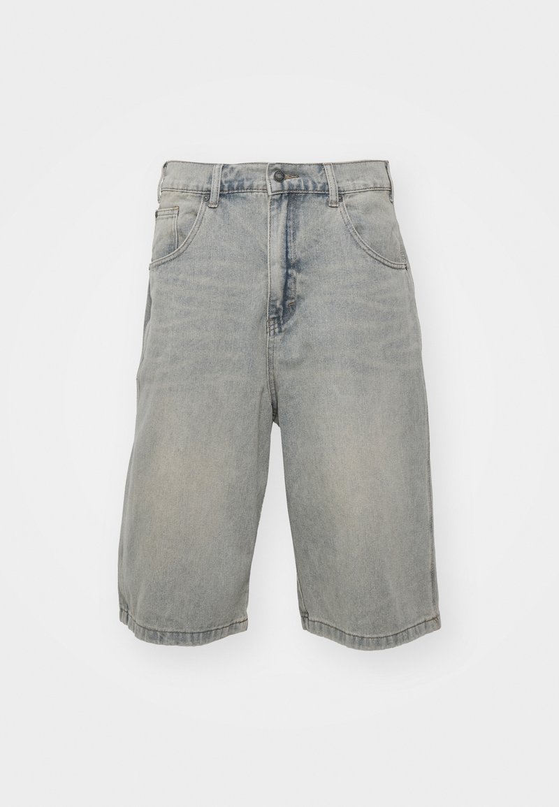 Shorts en denim bleu clair avec une coupe décontractée, dotés de cinq poches, de passants de ceinture et d'une texture décolorée. L'ourlet est roulé et cousu.