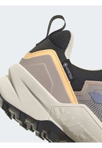 Adidas Terrex TERREX SWIFT R3 GTX W - Hikingskor - sand strata   silver violet   acid orange
