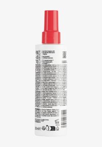 Spray capillaire végan dans un flacon blanc cylindrique avec un bouchon pompe rouge. Contient du texte en anglais et multilingue ; capacité de 200 ml.