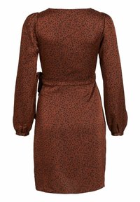 Vestido marrón con estampado de leopardo, que presenta mangas largas abullonadas, una cintura ajustada con un cinturón atado y una textura suave similar a la satén.