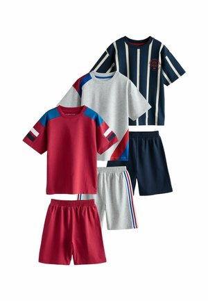 Set aus fünf Kinderoutfits mit Baumwoll-T-Shirts und Shorts in rot, grau, marineblau und gestreiften Designs mit bunten Akzenten.
