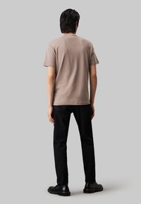 Calvin Klein MICRO LOGO - T-shirt basique - cinder