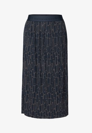 Navy geplooide midi-rok met een geometrisch patroon, met een donkere tailleband waarop "verzamel herinneringen" is geperst.