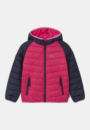 Veste matelassée rose et marine avec capuche, présentant une texture matelassée, une fermeture éclair devant et deux poches latérales zippées. Logo accentué sur la poitrine.