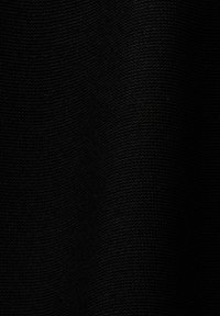 Svart textil med en strukturerad, vävd ytfinish. Tyget har en matt yta och visar subtila nyansvariationer.