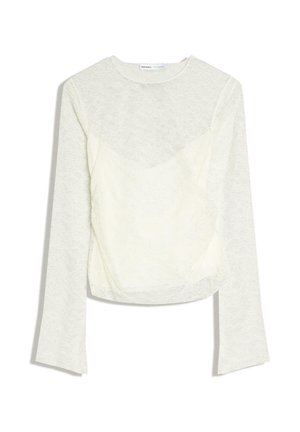 Biela čipkovaná dlhorukávová blúzka s okrúhlym výstrihom a priliehavým, polopriehľadným kvetinovým čipkovým vzorom po celom povrchu.