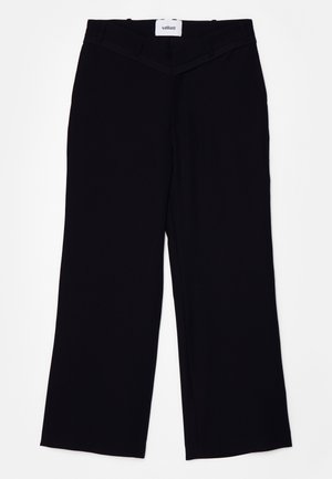 Μαύρα παντελόνια με φαρδιά πόδια, κατασκευασμένα από ένα λείο ύφασμα. Διαθέτουν επίπεδη μέση με θηλιές ζώνης και καθαρό φινίρισμα στα τελειώματα.