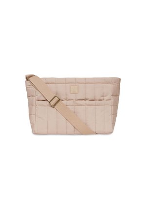 Gepolsterte beigefarbene Schultertasche aus weichem Stoff, mit einem breiten Trageriemen, rechteckiger Form und einem Logopatch auf der Vorderseite. Akzentuiert mit zwei Taschen.
