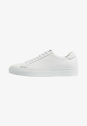 Des sneakers en cuir blanc, avec une finition lisse, un bout rond, une semelle en caoutchouc blanc plate et des lacets blancs. Design minimaliste avec des coutures discrètes.