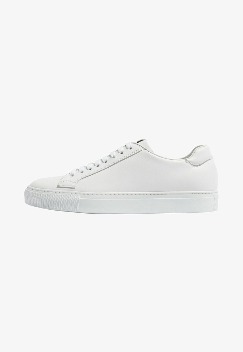 Des sneakers en cuir blanc, avec une finition lisse, un bout rond, une semelle en caoutchouc blanc plate et des lacets blancs. Design minimaliste avec des coutures discrètes.