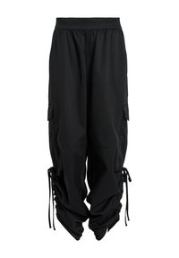 Pantalon cargo noir avec taille élastique, poches latérales à rabat et cordons ajustables aux chevilles froncées.