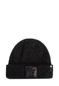 Zwarte gebreide beanie met een omgeslagen rand, voorzien van een zwart kattenpatch met rode accenten. De textuur is ribbelig en licht rekbaar.