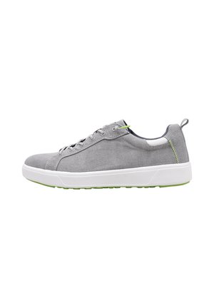 Zapatilla deportiva baja gris con suela blanca, detalles verdes en los cordones y costuras, y una lengüeta de tela en el talón, vista de perfil lateral.