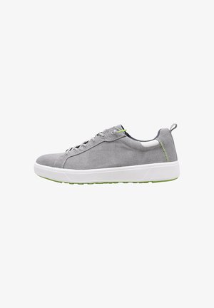 Zapatilla deportiva baja gris con suela blanca, detalles verdes en los cordones y costuras, y una lengüeta de tela en el talón, vista de perfil lateral.