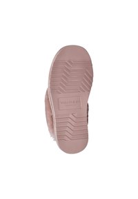 Lichtroze slipperzool met een getextureerde rubberen anti-sliplaag. Beschikt over een subtiel reliëf van de merknaam en een zachte, pluizige bovenrand.