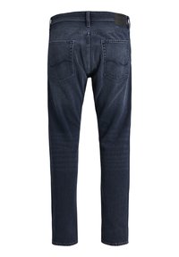 Jeans de mezclilla azul oscuro con un diseño de pierna recta, que cuentan con dos bolsillos traseros y un detalle de costura sutil. Etiqueta de cuero en la cintura.