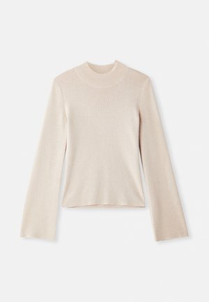 Lys beige langermet genser med høy hals, med en myk tekstur, tettsittende silhuett og ribbestrikket krage. Enkel design, ingen mønstre eller detaljer.