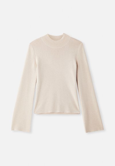 Hellbeige Langarm-Pullover mit Stehkragen aus weichem Material, taillierter Silhouette und geripptem Kragen. Schlichtes Design, keine Muster oder Akzente.