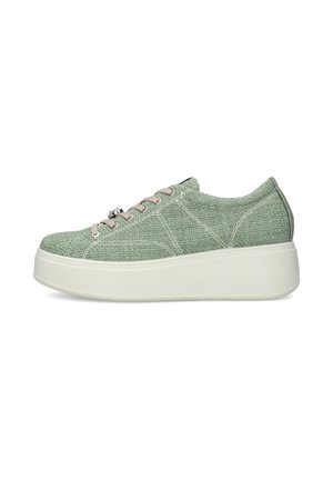 Sneaker basso con tomaia in tessuto intrecciato verde chiaro, lacci beige e suola platform spessa bianca, mostrato di lato su sfondo bianco.