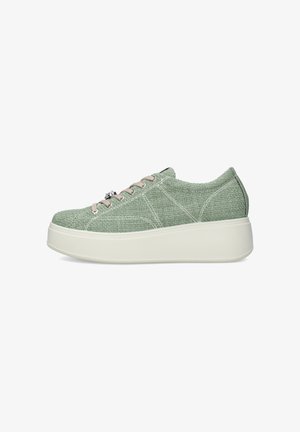 Sneaker basso con tomaia in tessuto intrecciato verde chiaro, lacci beige e suola platform spessa bianca, mostrato di lato su sfondo bianco.