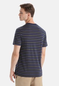 Marineblå og olivengrøn stribet kortærmet t-shirt med rund halsudskæring og blødt stof, med en afslappet pasform og lige kant.