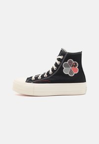 Schwarze Canvas-Hochtop-Sneaker mit einer weißen Gummisohle. Besitzt mehrfarbige Blumenstickerei und weiße Schnürsenkel.