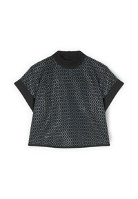 Czarny top z krótkim rękawem, z wysokim kołnierzem i srebrnym wzorem w kształcie diamentów pokrywającym przód i rękawy.