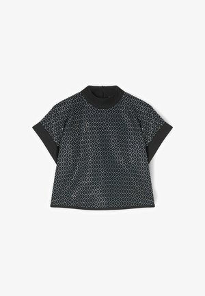 Sort top med korte ærmer, høj krave og sølvfarvet diamantmønster, der dækker forsiden og ærmerne.