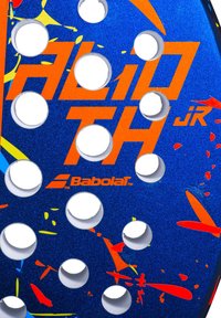 Blå padelracket med en struktureret overflade og flere huller, levende orange og gule accenter samt Babolat-logoet tydeligt vist.