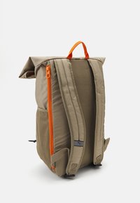 Khaki batoh s oranžovým zipem a akcenty. Obsahuje polstrované popruhy a síťovaný detail. Design s rolovacím vrškem pro snadný přístup.