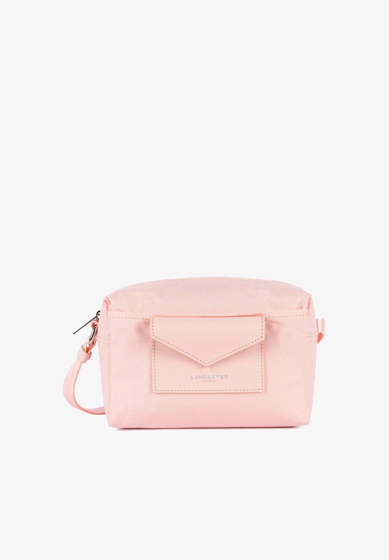 Sac bandoulière rectangulaire rose pâle avec poche avant en forme d'enveloppe, fermeture éclair argentée et sangle réglable sur fond blanc.