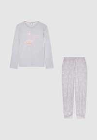 Maglietta a maniche lunghe grigia chiaro con grafica di ballerina rosa e pantaloni abbinati con stampe di scarpette da balletto rosa, posati su uno sfondo bianco.