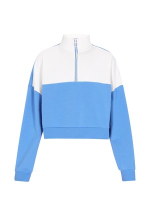 Lyhyellä neuleella vaaleansininen ja valkoinen, jossa on korkea kaulus, puoliveto ja ribbireunat. Sileä pinta ja värilohko design.