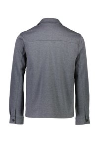 Grå långärmad skjorta med krage, knappade muddar och en slät, texturerad tyg. Bakifrån syns en subtil sömdesign.