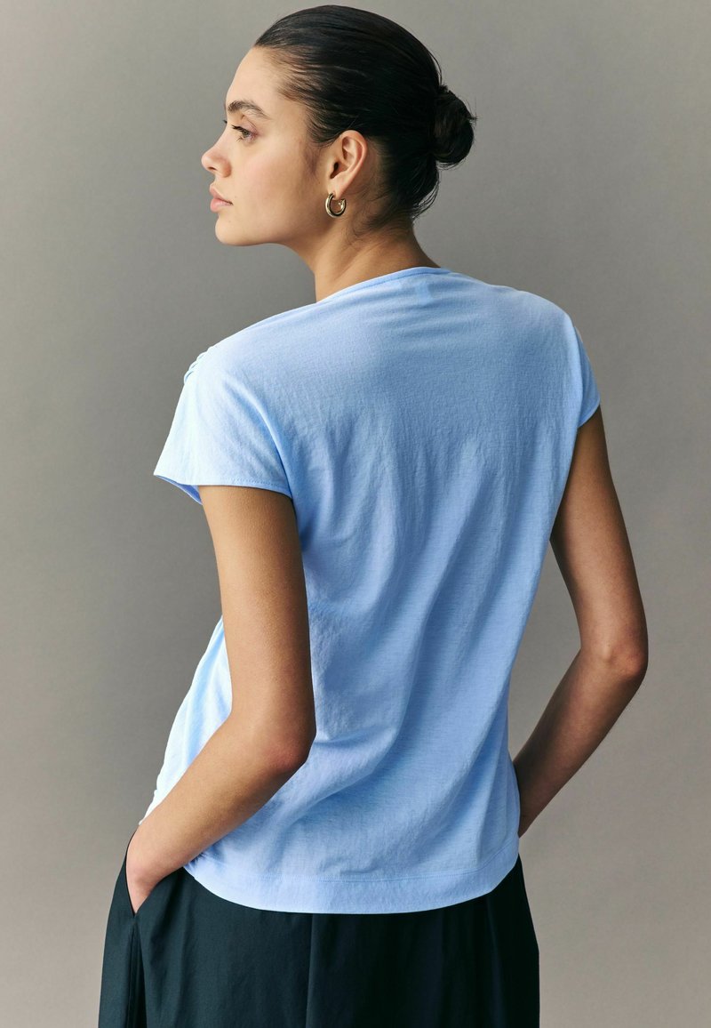 RIKOZ T-SHIRT MANCHES LONGUES POUR BÉBÉ, RAYURES BLEU MARINE ET ÉCRU