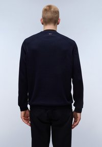 Marine gebreid sweatshirt met lange mouwen, ribgebreide boorden en kraag, met een gestructureerd schouderontwerp en logo-detail op de achterkant.