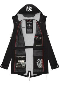 Veste noire avec un intérieur gris, présentant des accents rouges, plusieurs poches et une capuche avec une découpe unique sur le dessus.