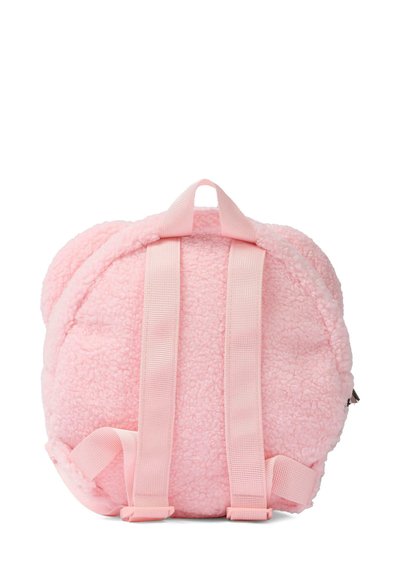 Petit sac à dos rose en peluche, avec des bretelles réglables et une poignée supérieure, présenté de dos sur un fond blanc.