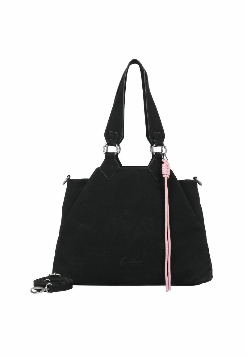 Sac fourre-tout en suede noir avec des poignées doubles, des accents argentés et un pompon rose. Dispose d'une bandoulière amovible pour des options de port polyvalentes.