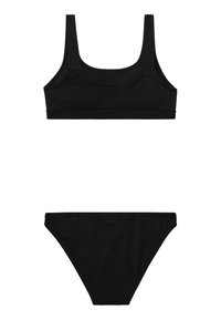 Crni bikini set koji se sastoji od strukturirane, podesive crop majice sa širokim naramenicama i odgovarajućim niskim bikinijem. Oba komada su jednostavna i elegantna.