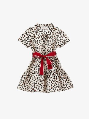 Abito in tessuto di cotone con stampa leopardata, dotato di collo a camicia, maniche corte e gonna a balze, cinte da una cintura rossa in raso.