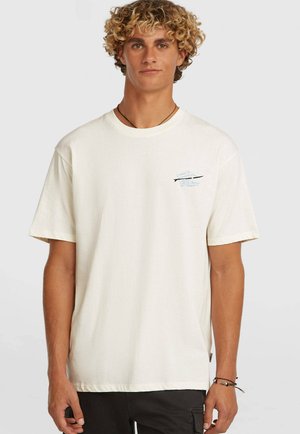 Camiseta de algodón color crema con mangas cortas. Presenta un pequeño logo azul en el pecho. Textura suave, diseño de cuello estándar, ajuste relajado.